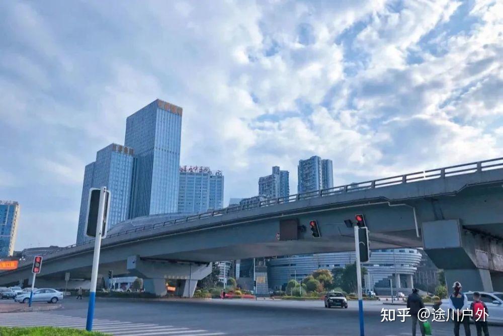 高铁1.5h跑拢!四川这座千年江城,美食美景无数!终于藏不住了!