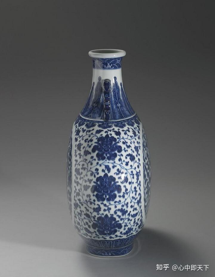 清乾隆景德镇官窑青花云龙纹双耳抱月瓶