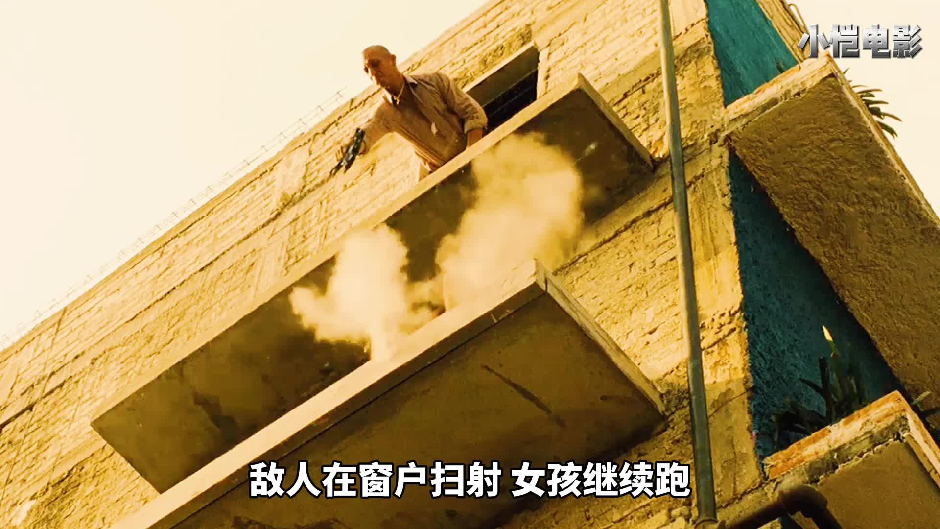 女孩表演水箱逃脱出状况被食人鱼围攻速看经典悬疑片惊天魔盗团