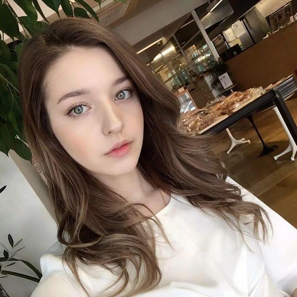 的angelina就是一张洋娃娃脸而这份美貌还是天生的▼试问谁不想要呢?