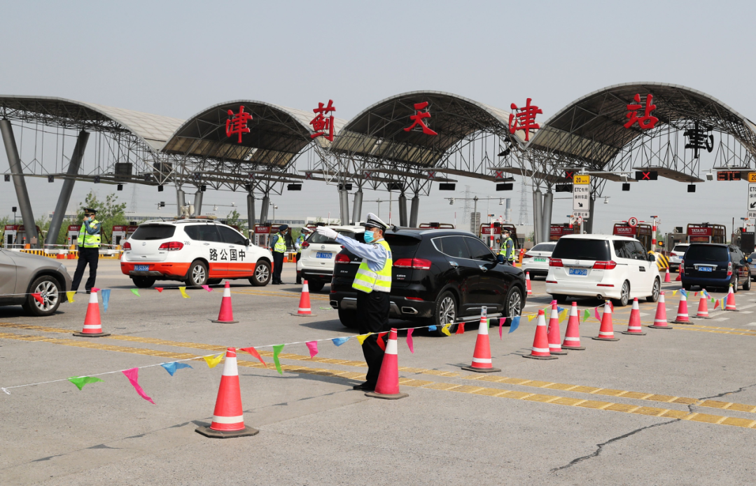 五一首日津蓟高速车流高峰大于往年高速交警忙疏导保安全畅通