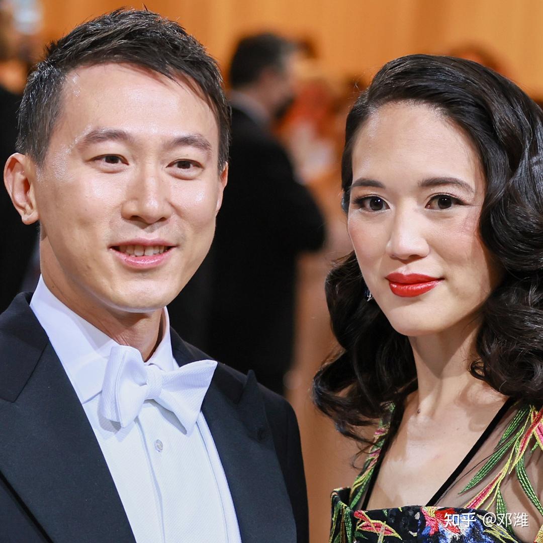 领英的头像看起来没有上面那张胶原蛋白多,温暖笑容依然焊在脸上,但多