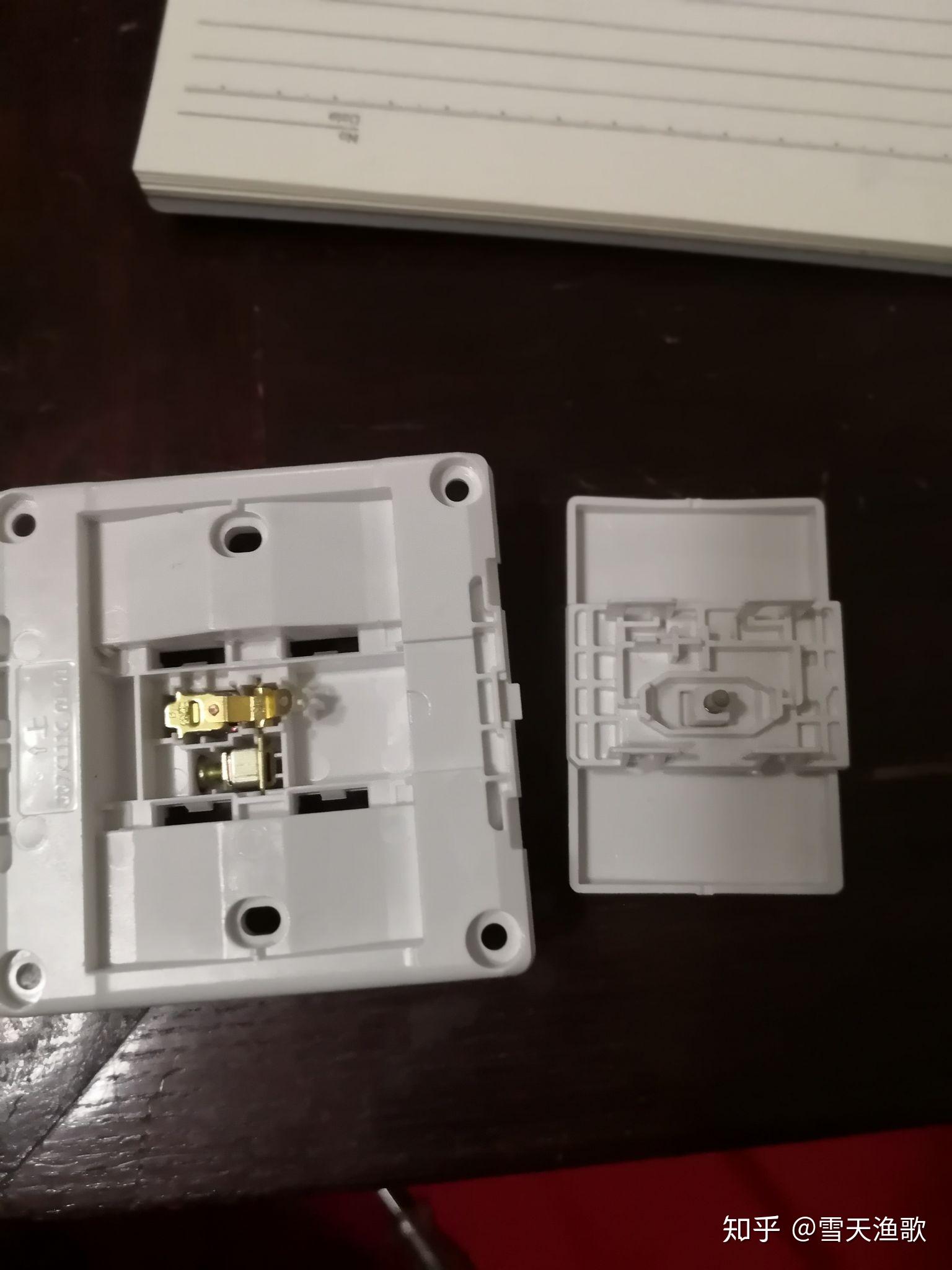 请问如何才能把这个公牛单控开关恢复原样我不小心给拆开了铜片掉出来