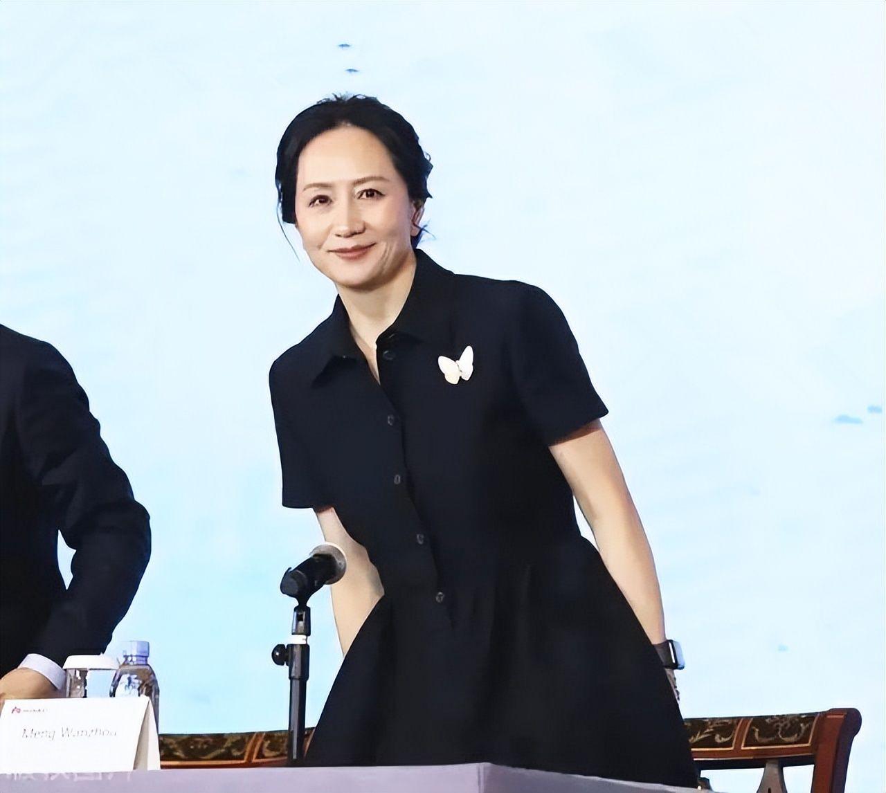 50岁孟晚舟回国首次亮相,2万多黑裙惊艳全场,10万蝴蝶胸针亮了 - 知乎