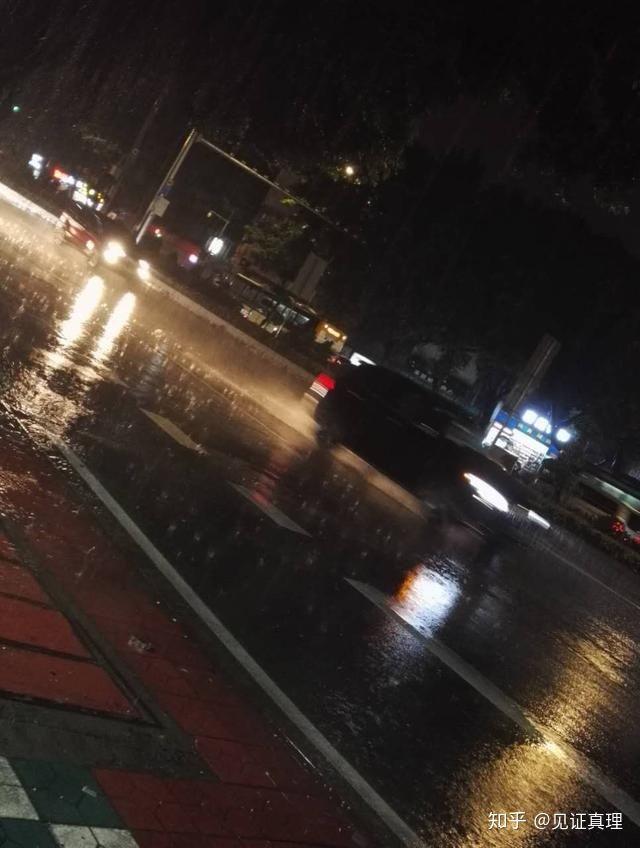 暴雨的夜晚 瘫痪的交通 因为有主，别有一番风情 - 知乎