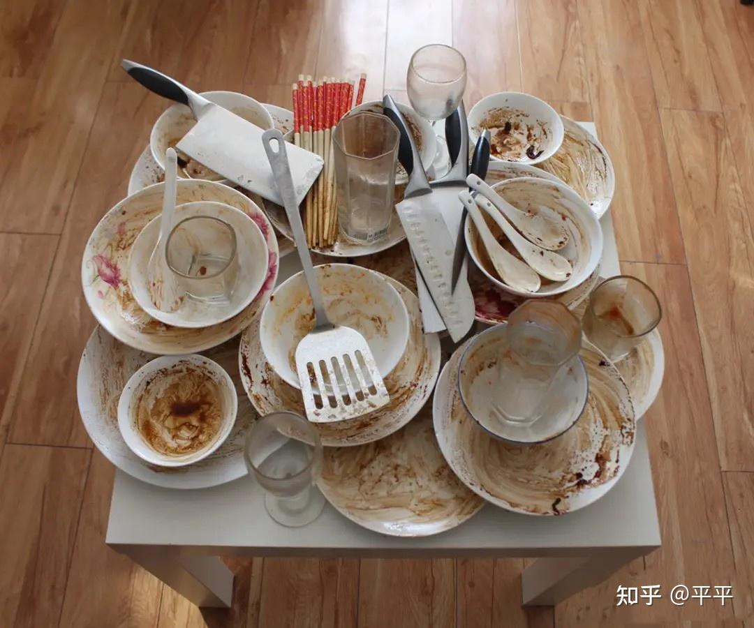 卫生间里,洗衣机上堆满了那爷三个脏衣服……餐厅里,昨晚吃完饭的碗