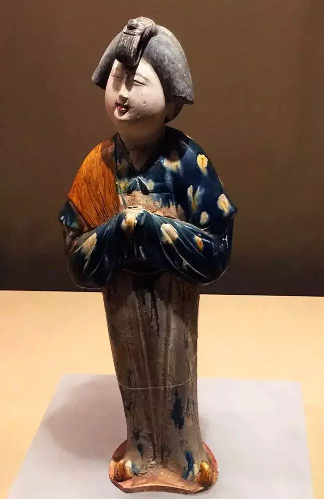 圆乎乎的脸不同于当下流行的"锥子脸"这座原型唐三彩女立俑的"高颜值
