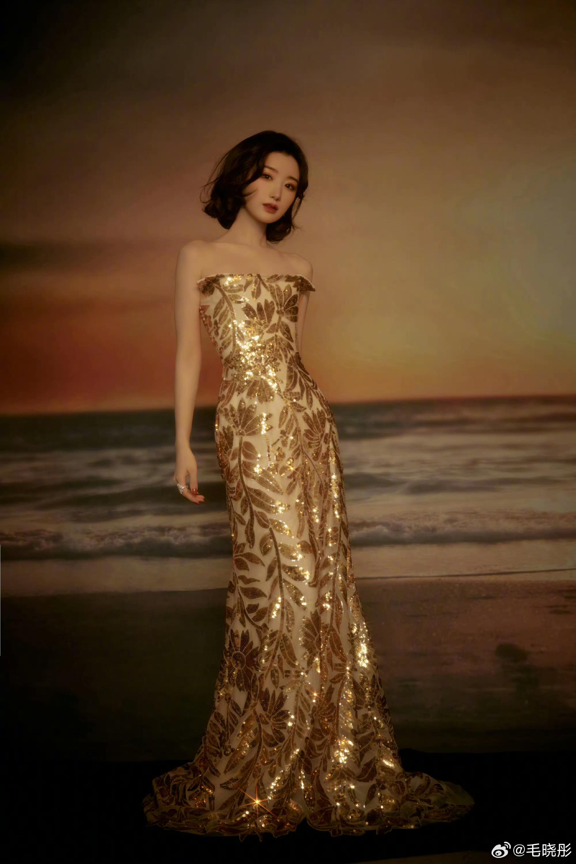 毛晓彤美照大放送,金色亮片刺绣礼服裙演绎华丽优雅的大气之美