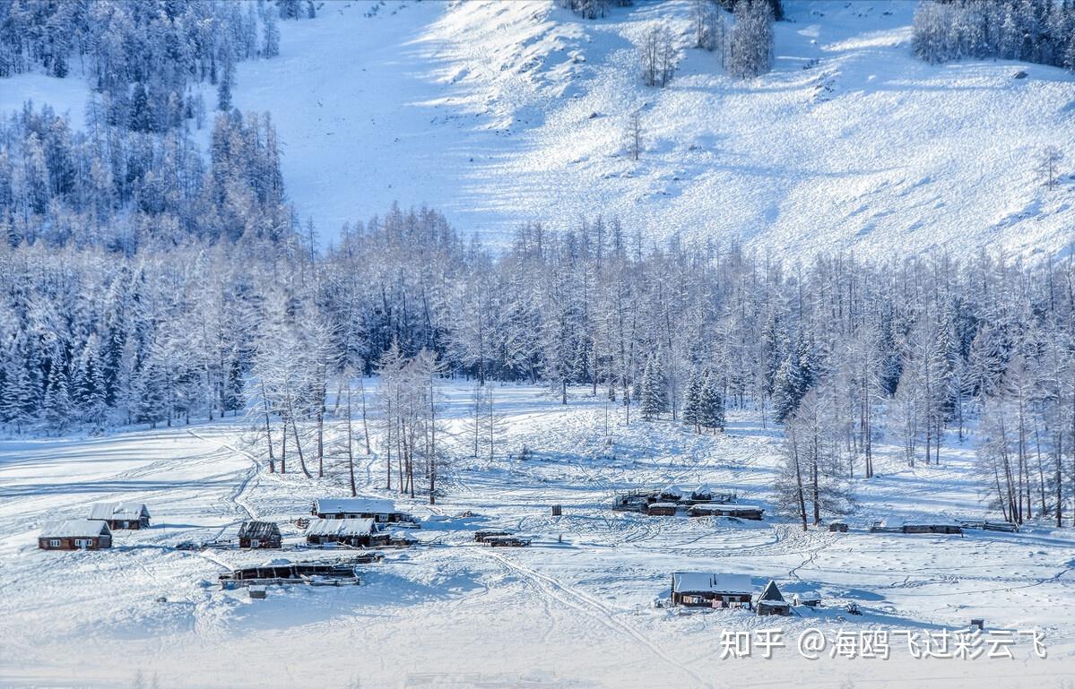 万里寒光生积雪，三边曙色动危旌。 出自唐代祖咏的《望蓟门》 解释
