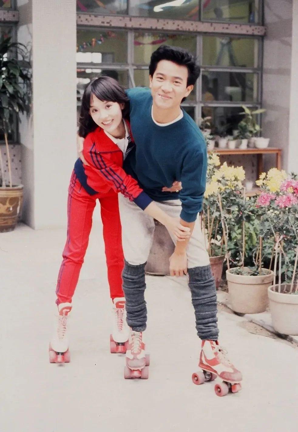 两人关系越来越好,常被媒体拍到共同逛街吃饭,在翁静晶生日时,陈百强