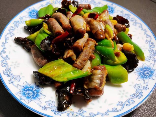 炒匀后即可装盘,这样一道滑嫩爽口的尖椒炒羊肠子就做好了炒好后放入