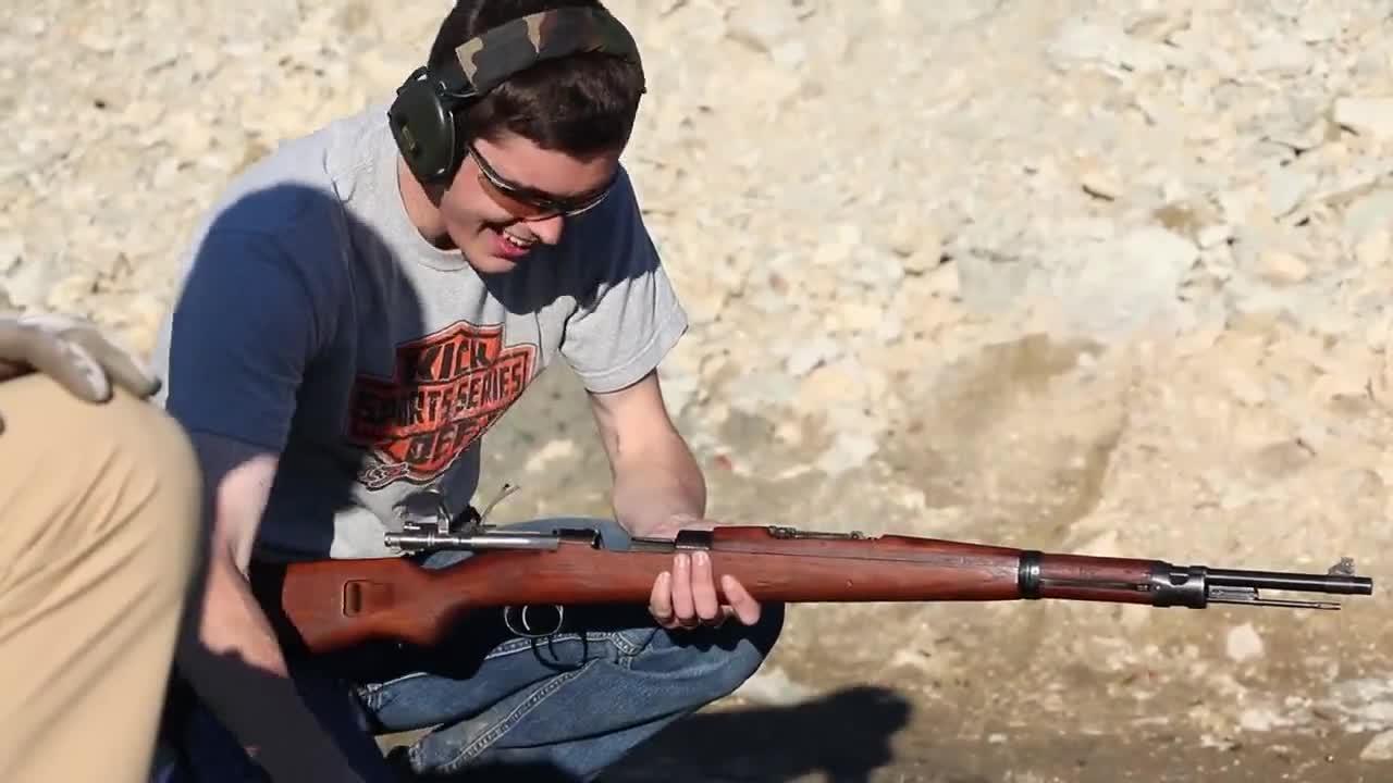 霍奇基斯m1914气冷式重机枪,采用特殊的弹板供弹,户外射击测试