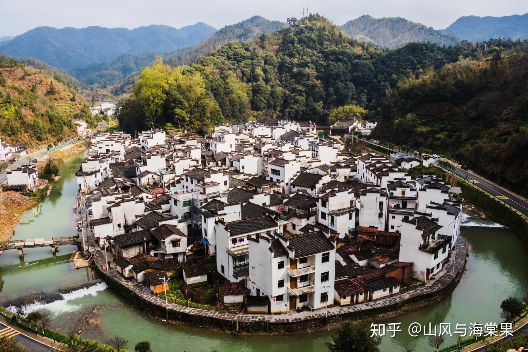 菊径村位于江西省上饶市婺源县大鄣山乡,是典型的山环水绕型乡村.