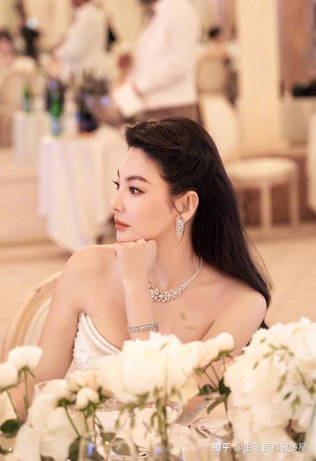 张雨绮一袭白色钉珠刺绣长裙亮相戛纳活动 优雅似古堡公主 - 知乎