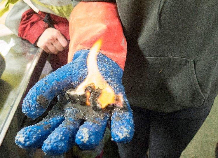 请问可燃冰是化石燃料还是清洁能源?