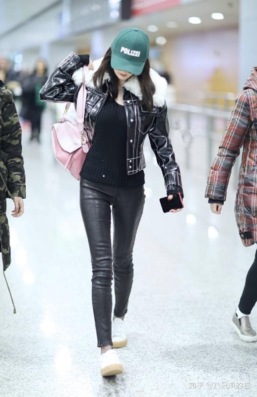 杨幂机场街拍皮裤挑个紧身款穿身上腿细且直当属85花top