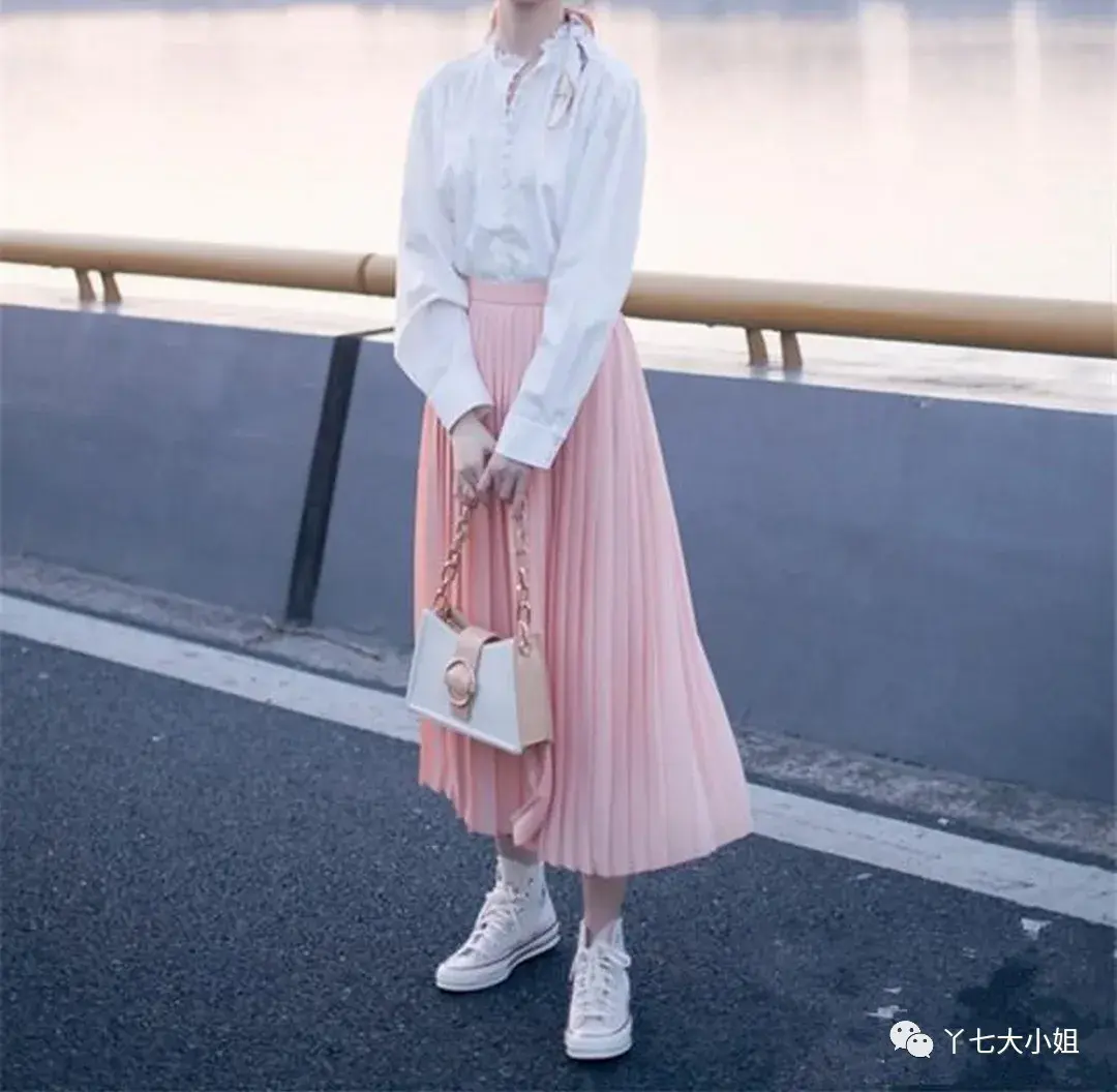 裙子运动鞋十一出行最迷人的混搭街拍风