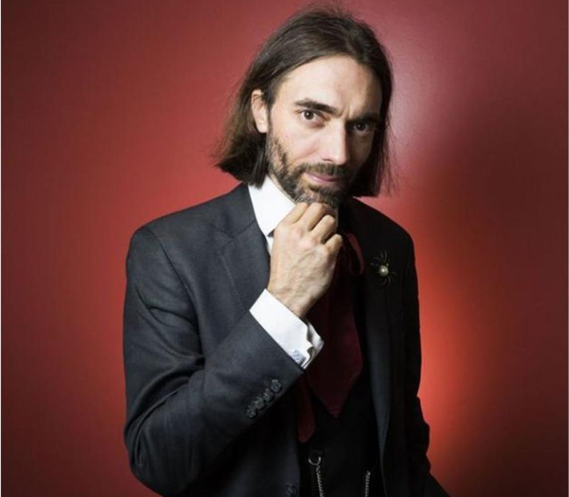 文章 1973年12月,塞德里克·维拉尼出生于法国南部的布里夫拉盖亚尔德