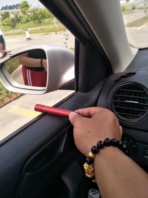 这是教练实拍的第一个点的位置,可以很清楚的看到,车内门把手前端与