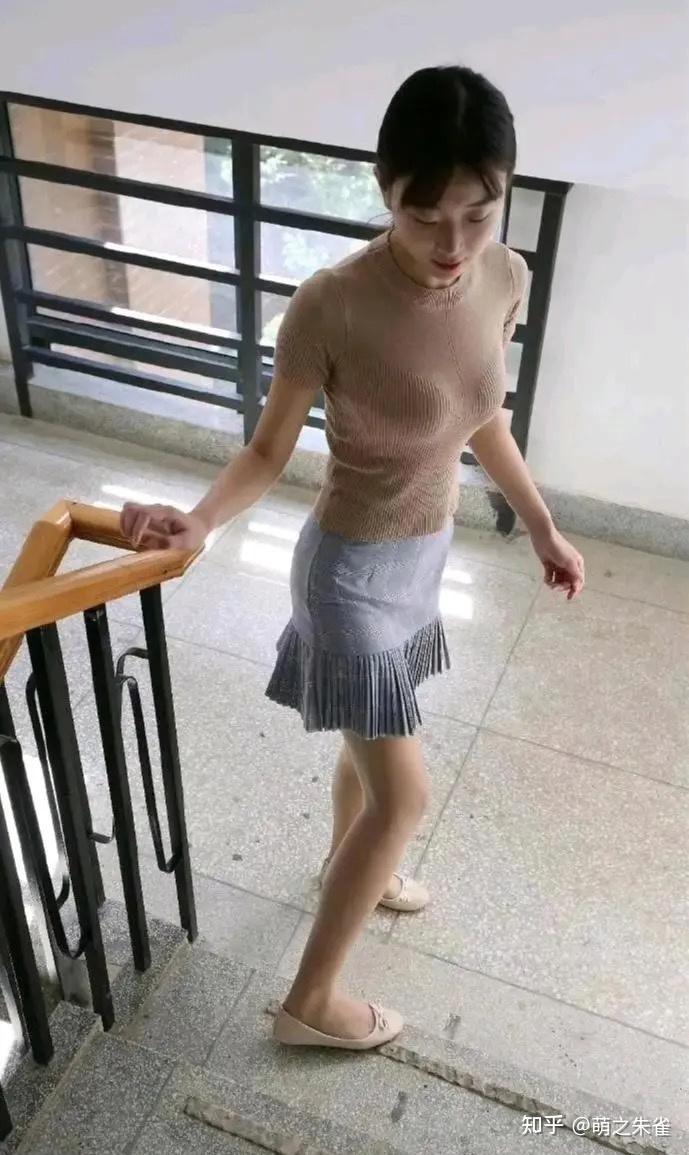 被班上女同学嘲笑胸大,而且经常调侃我,怎么办? - 知乎