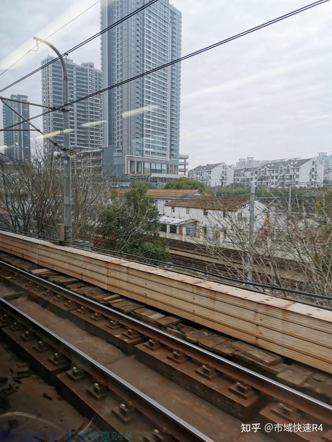 木制道枕,所有列车全部颛桥折返,莘庄站与颛桥站之间采用免费公交接驳