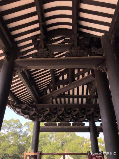 真武阁通过杆杠原理和优秀的木质结构,让二楼中有四根大柱子承受上层