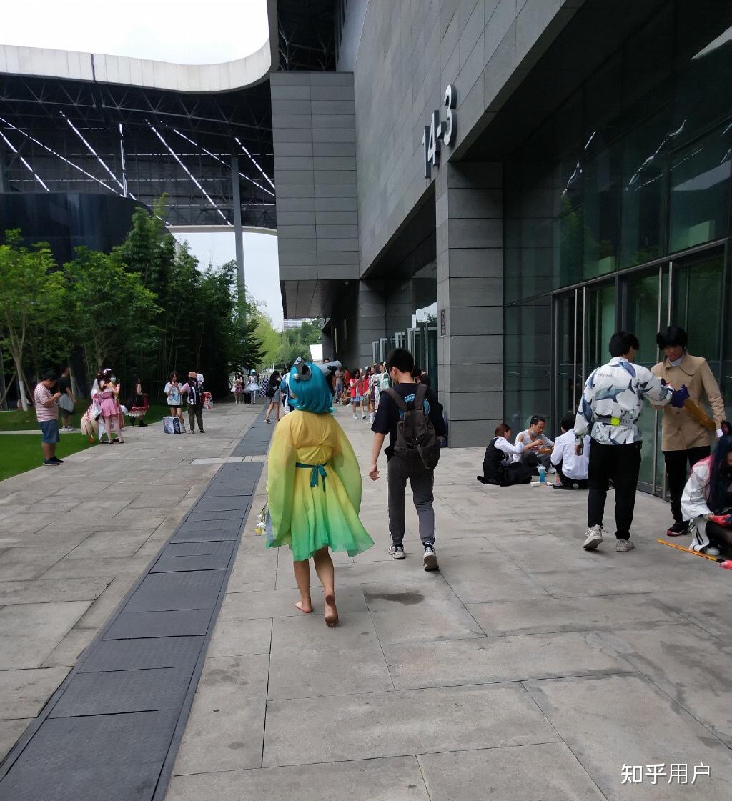 像去漫展要出光着脚的角色,一般都是怎么办?