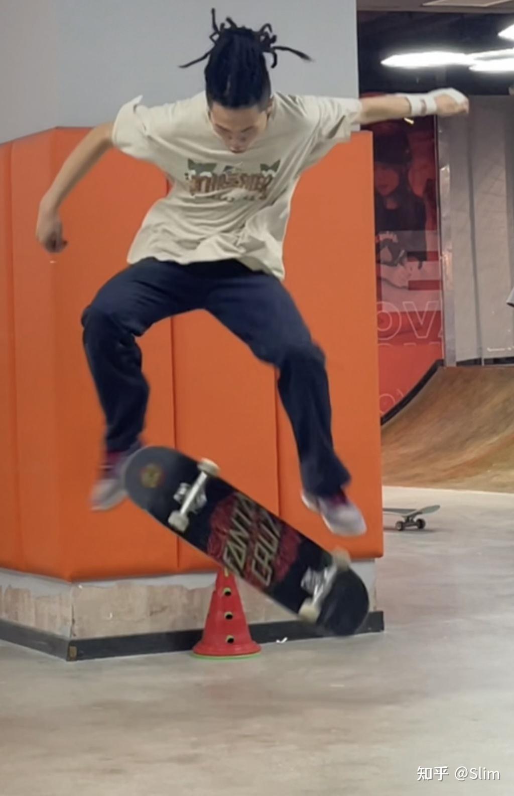 ok到这里你基本上就能接住滑板落地了,你也完成了人生第一个尖翻p s