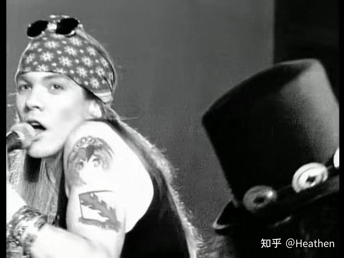 如何评价枪花乐队主唱axlrose的长相