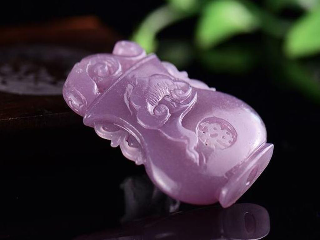 丁香紫玉的本质,是致密的锂云母岩,产于钠-锂型花岗伟晶岩中.