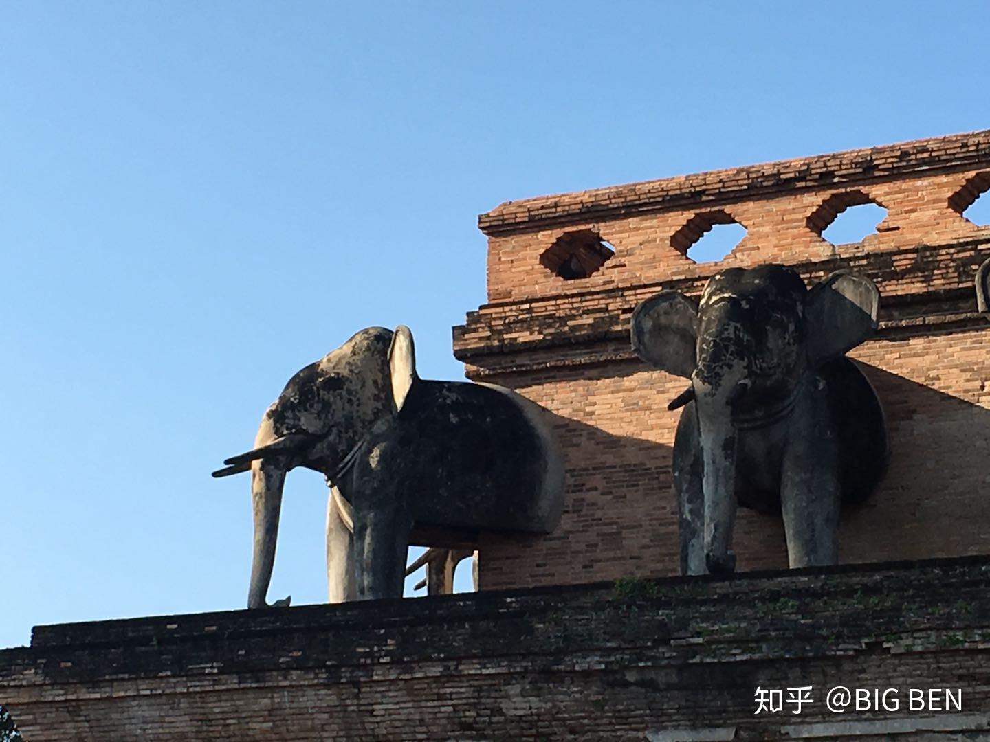 紀念碑就是三王的雕像,為紀念三位對清邁有重大貢獻的人物——蘭甘亨