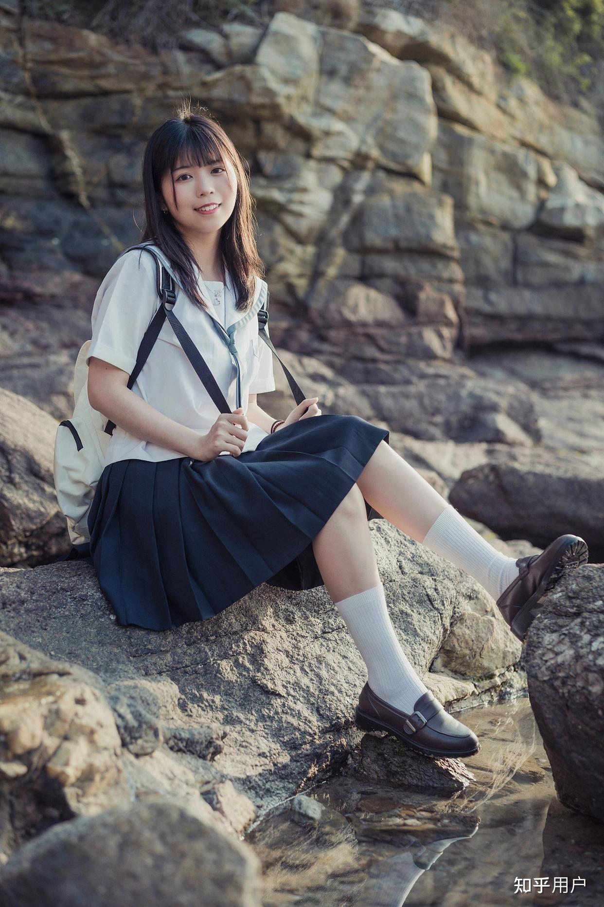 女生穿 jk 制服时可以搭配光脚穿凉鞋吗? - 知乎