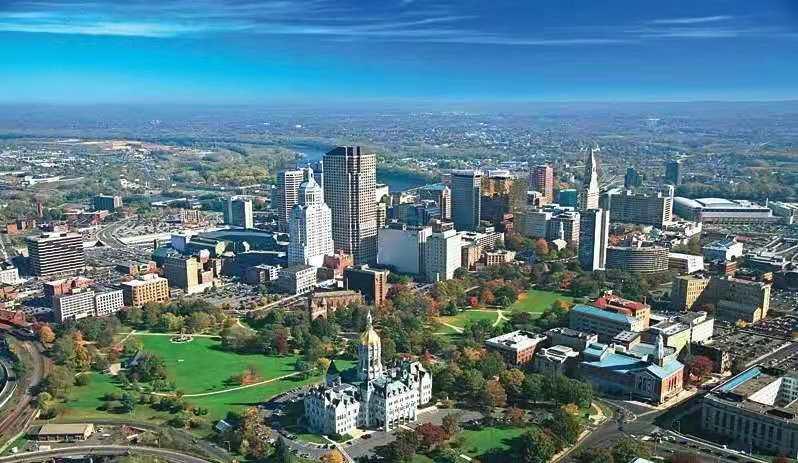 由于地处保险金融业发达的美东地区,距离誉为保险之都的州首府