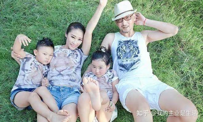 从金马奖获得者到金牌制作人50岁的梁静不惧骚扰更加优雅从容