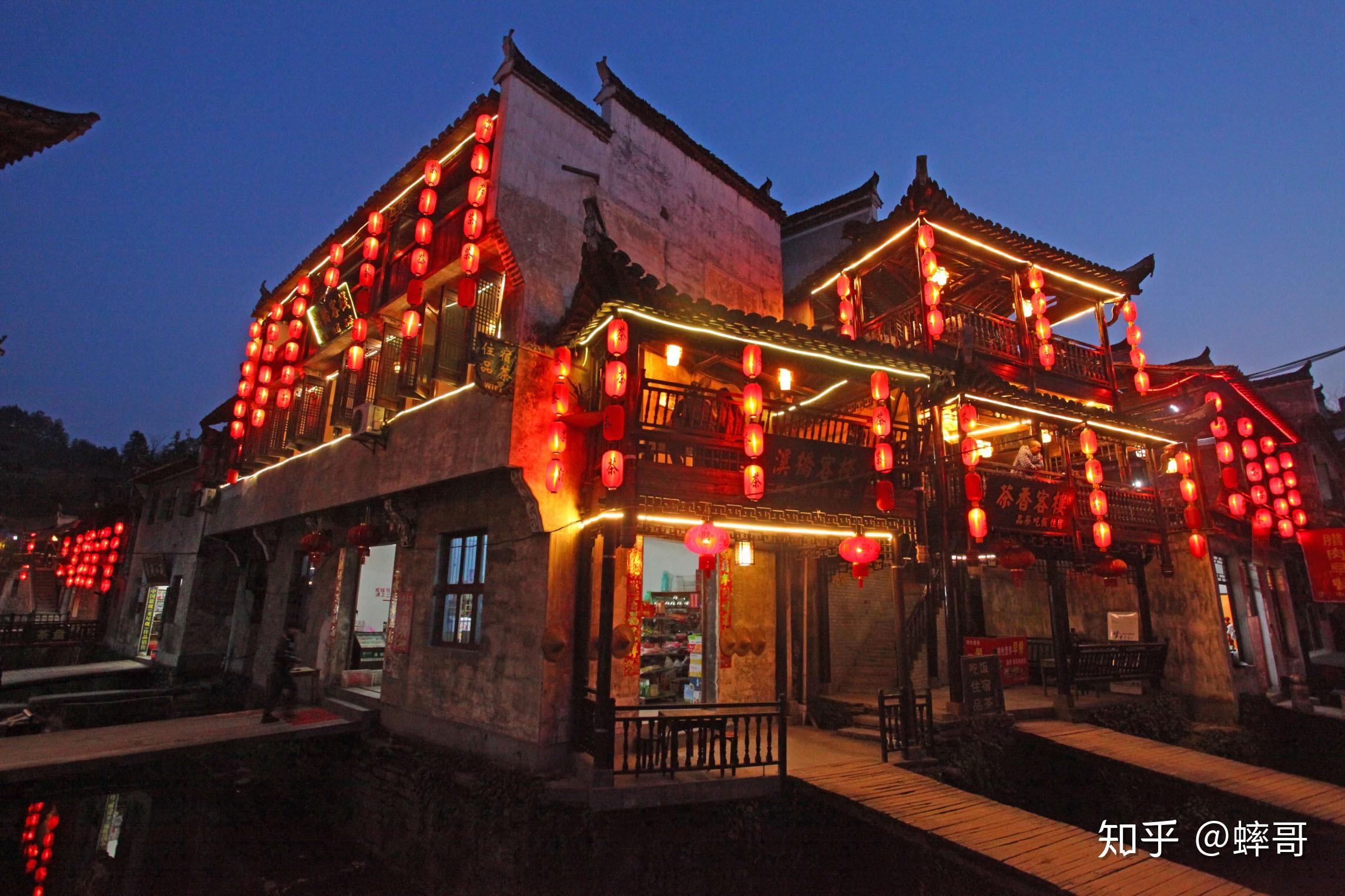 婺源李坑夜景行走在灯火阑珊的夜幕中