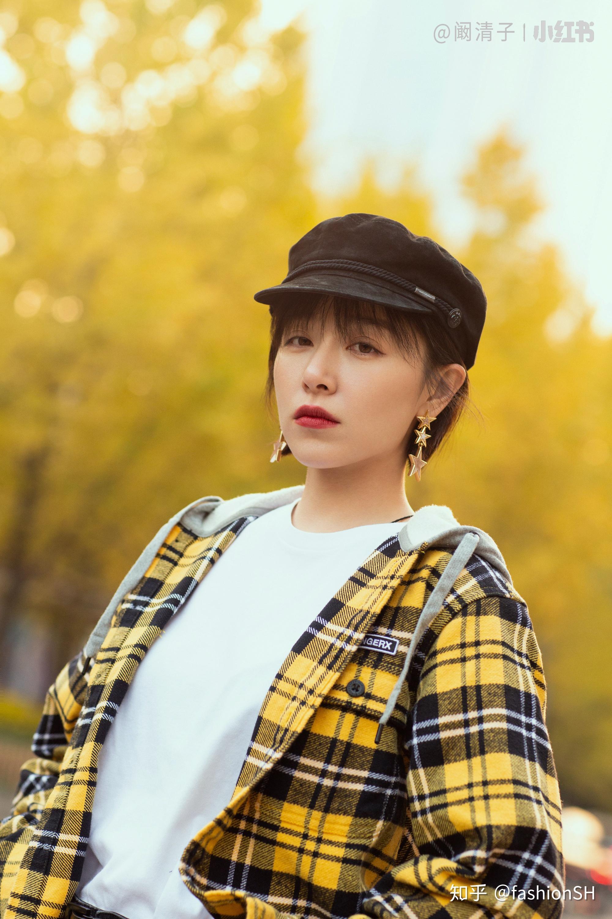 演员阚清子身穿gap纯色圆领t恤展示百搭街头风