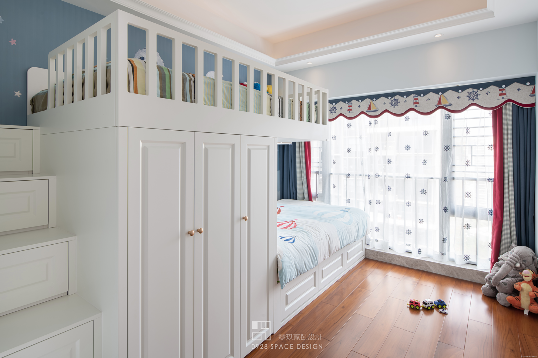 上下都有独立的休息空间,将上床高度降低,上铺到顶1