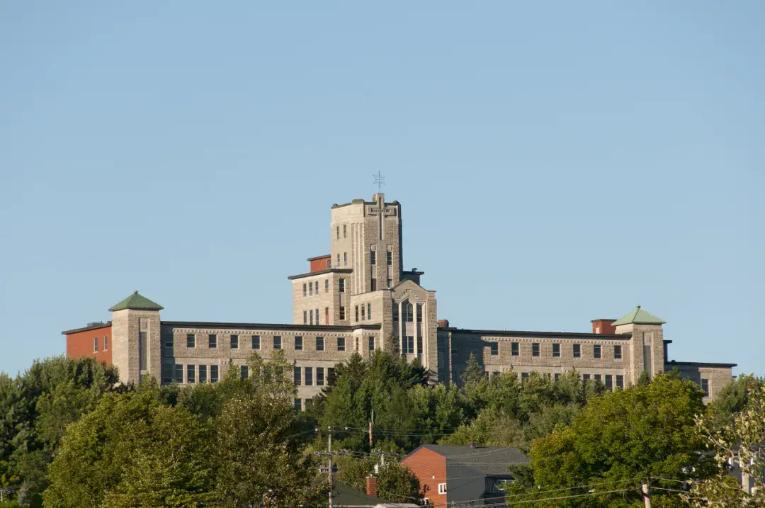 新不伦瑞克大学/图 视觉中国在弗雷德里克顿,圣约翰河岸的对岸,矗立