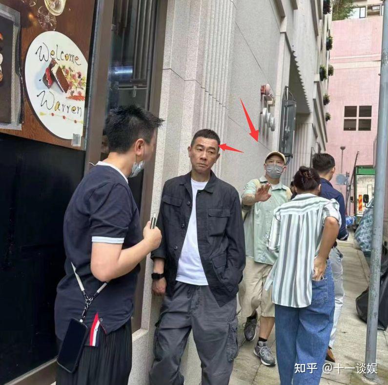 香港偶遇陈小春拍戏,紧皱眉头心事重重,近照沧桑认不出 - 知乎