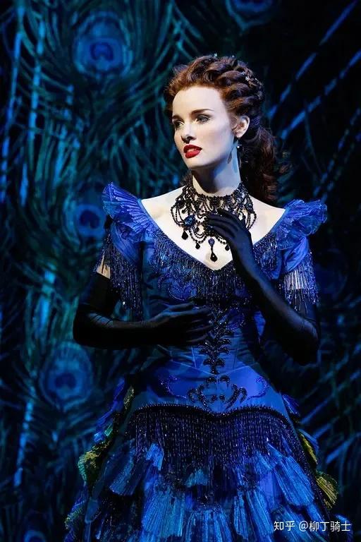 在《歌剧魅影》里,女主角克里斯汀最终选择了和拉乌尔远走他乡,淡出了