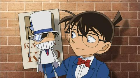 柯南将板仓卓为组织设计的软件放到柜子里让琴酒跟伏特加来拿,故意让