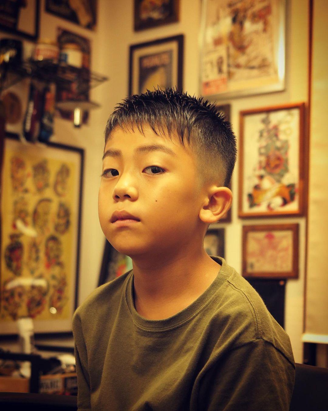 小寸头是一款特别精神的小男孩发型, 简单不挑人,也是小男孩剪得最多