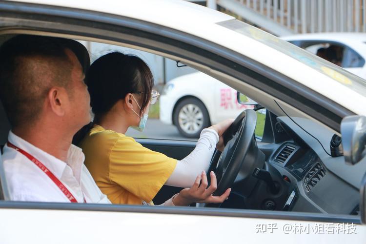 驾校教练摸女学员手腿数分钟被开除,女孩怕挂科不敢反抗! - 知乎
