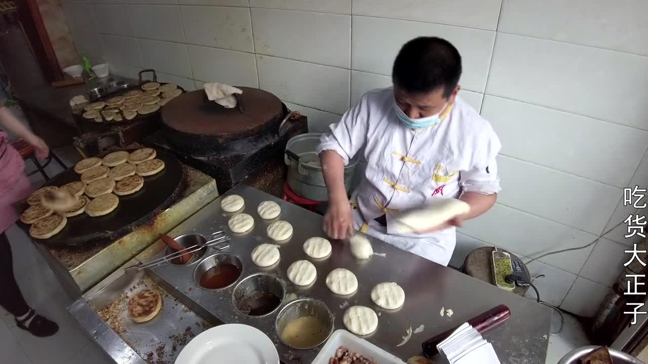 邯郸大名百年老店郭八火烧夹红烧肉10元一个一咬都掉渣香极了