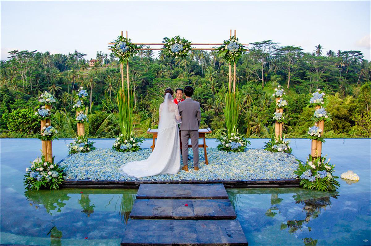 巴厘岛适合两个人的小型婚礼性价比之王——乌布jannata水台婚礼