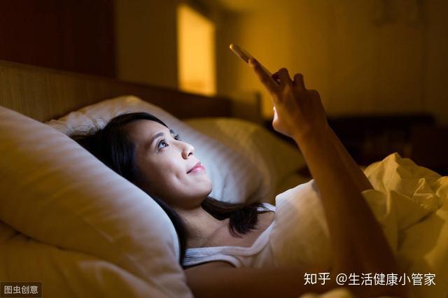 防不胜防躺床上玩手机居然玩儿瘫了腰