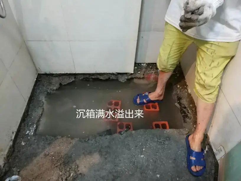 那么可以判断是厨房地面以下的暗埋水管漏水了