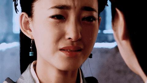 在剧中,王丽坤一人分饰三角,天然淳朴,和蔼可亲的母亲,心肠蛇蝎,不择