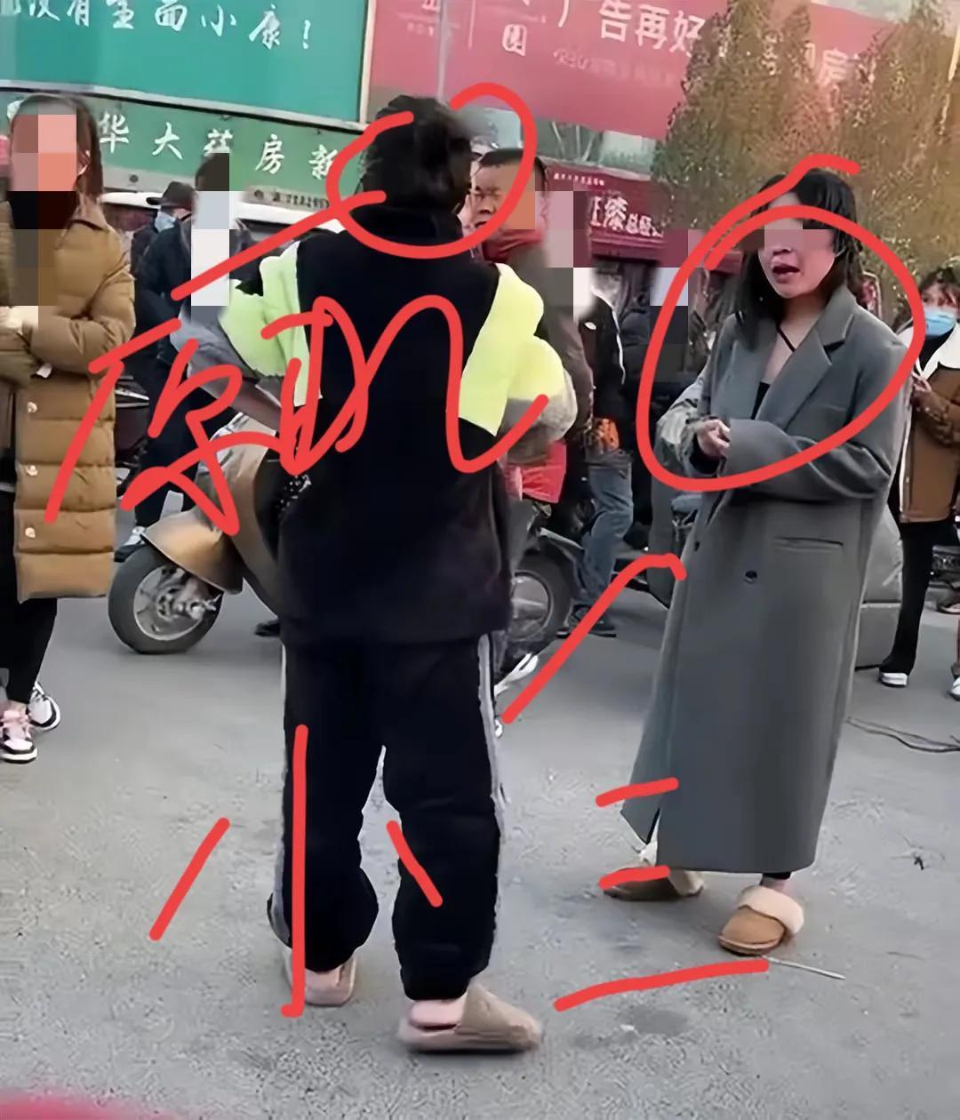 女子做小三,被原配当街剪头发暴打,小三母亲在一旁不敢吱声