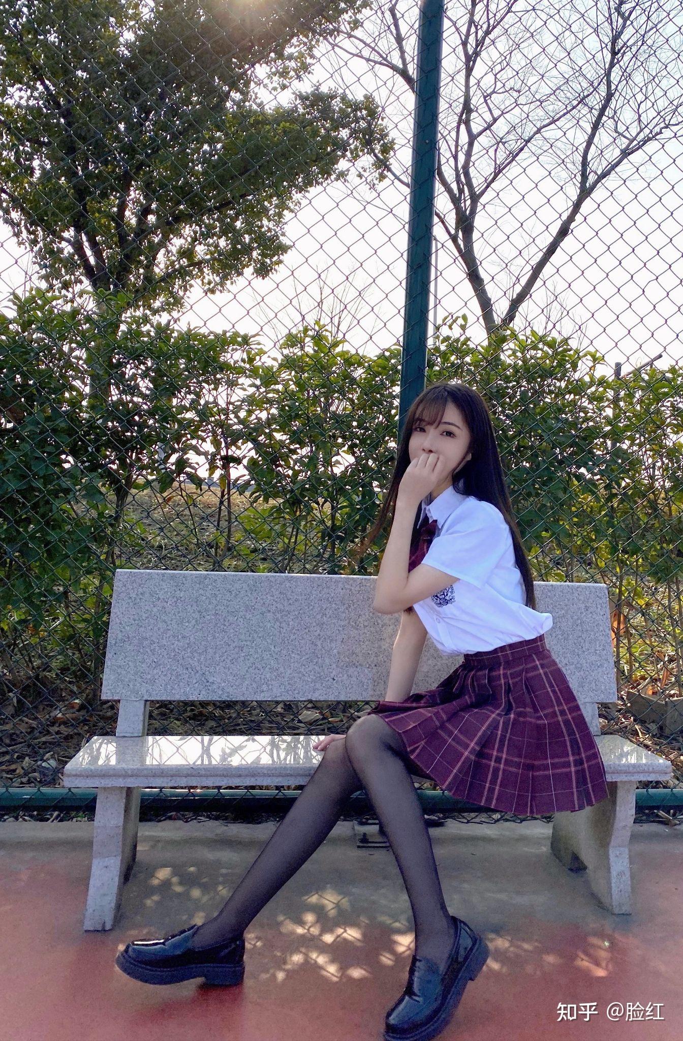 女生在校园穿着jk短裙时会搭配黑色丝袜嘛